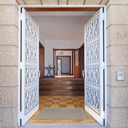 7br & 7ba Wpool & Backyard Prime Location! * Vila Nova de Gaia